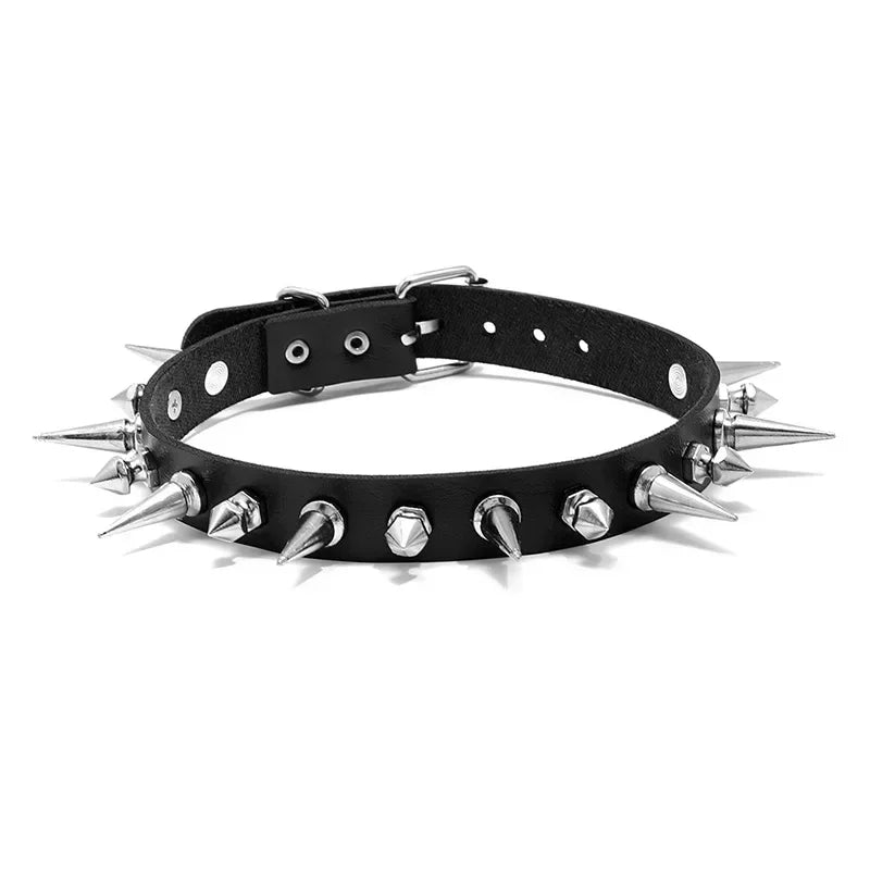 Halsband i Goth/punk stil