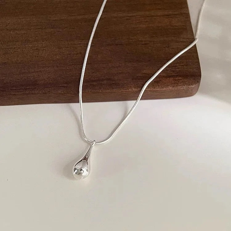 Halsband platinum med droppformad berlock