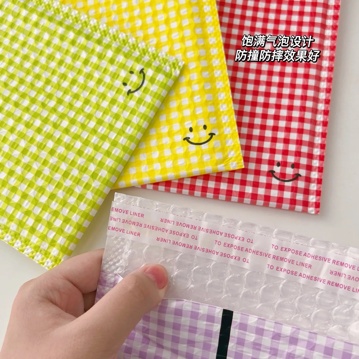 10-pack Checkered padded envelopes in various colors
