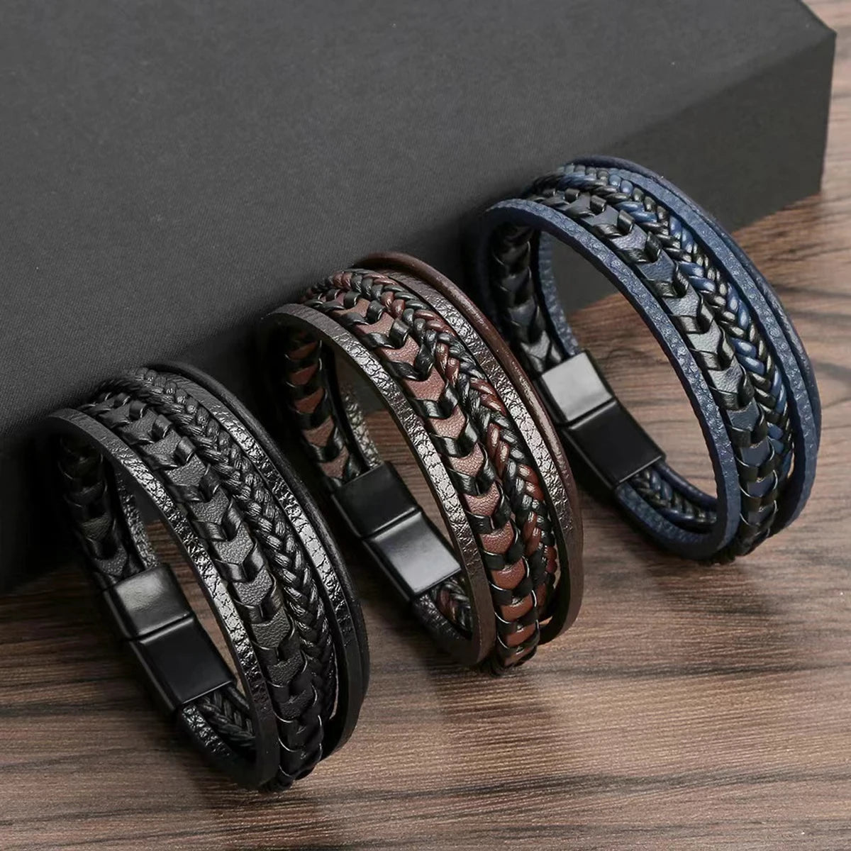 Armband flera rader flätad läder