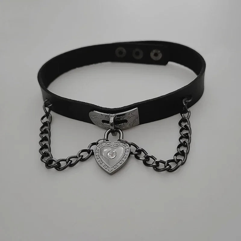 Halsband i Goth/punk stil