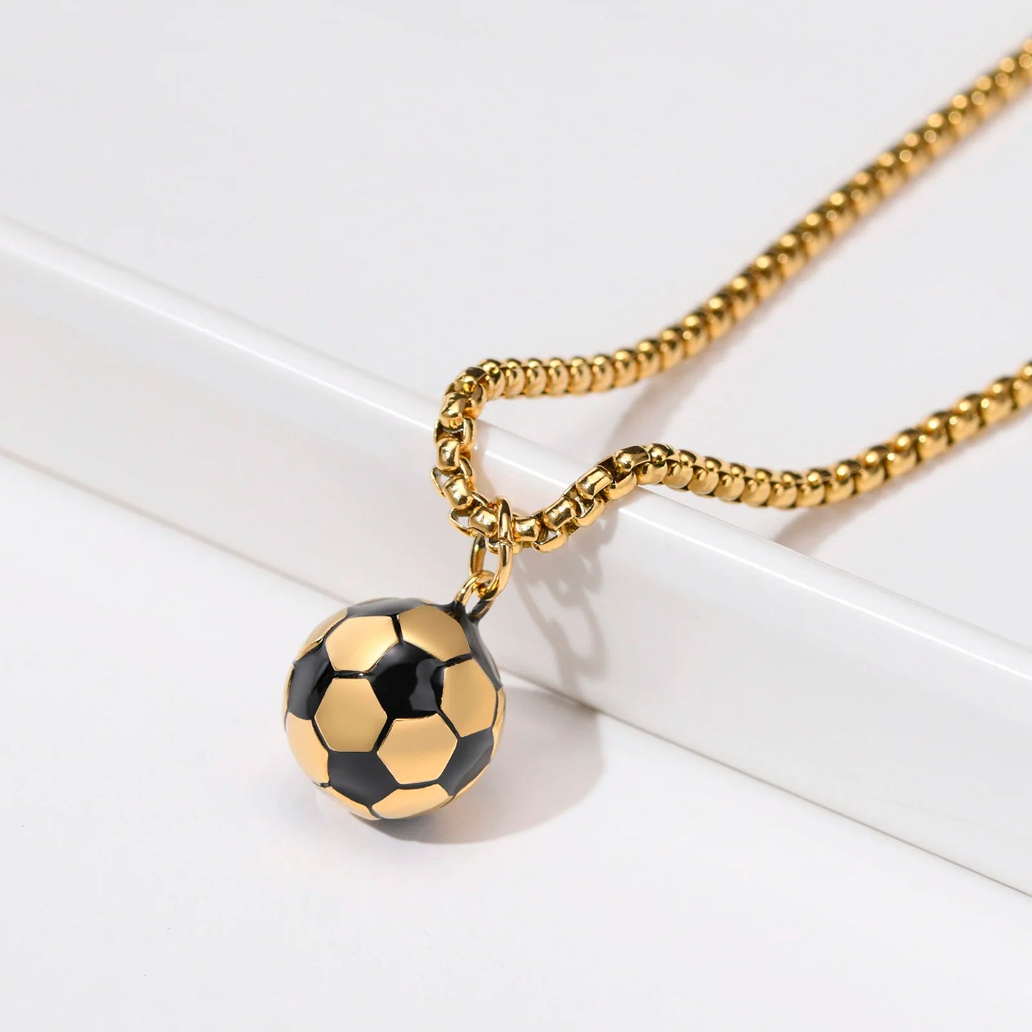 Halsband med fotboll berlock