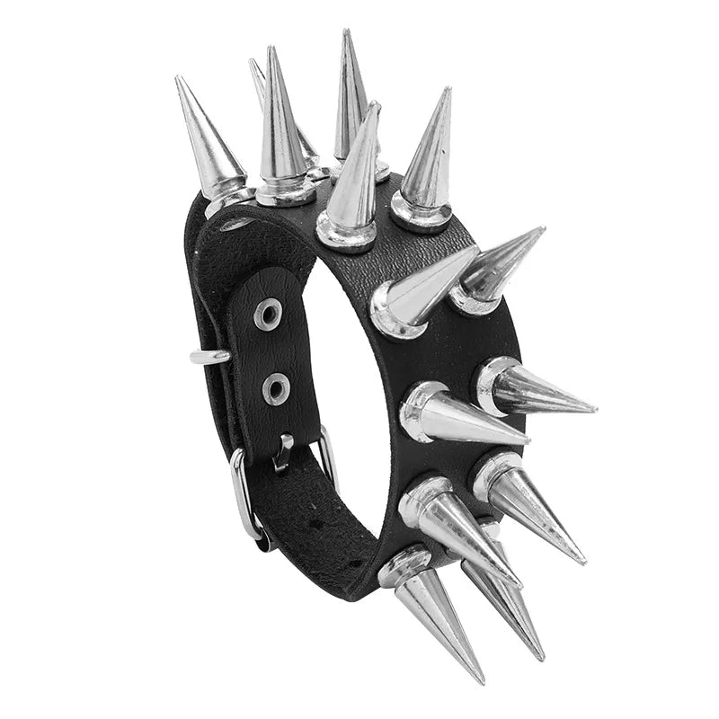 Armband med nitar