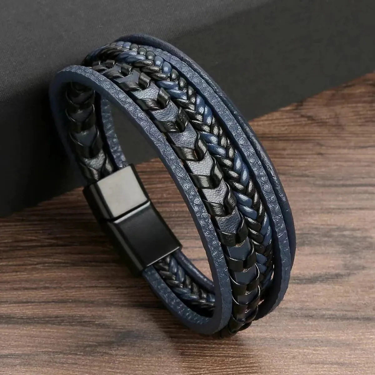 Armband flera rader flätad läder