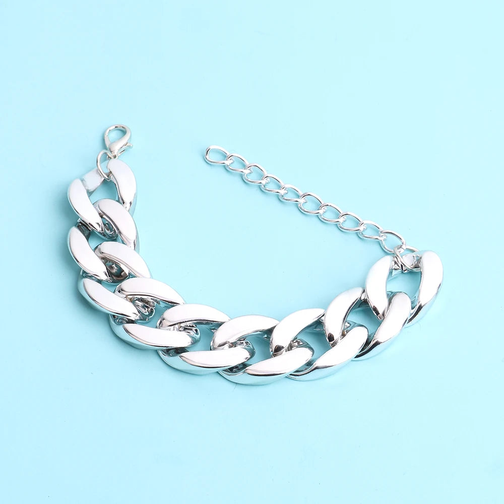 Armband med bred akryl kedja i metallic färger