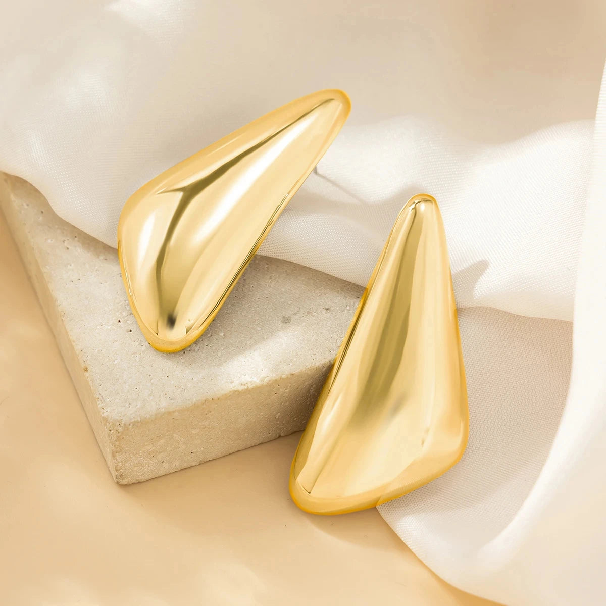 Fashion design earrings triangle shaped Gold/silver