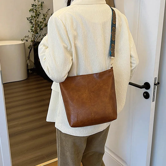 Vintage axelväska läder med bred mönstrad band