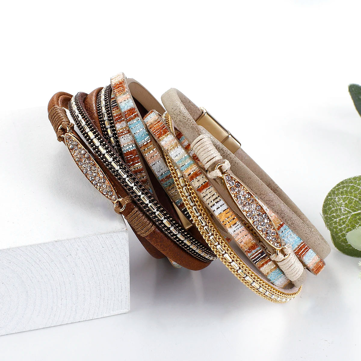 Randigt läder armband med strass länk