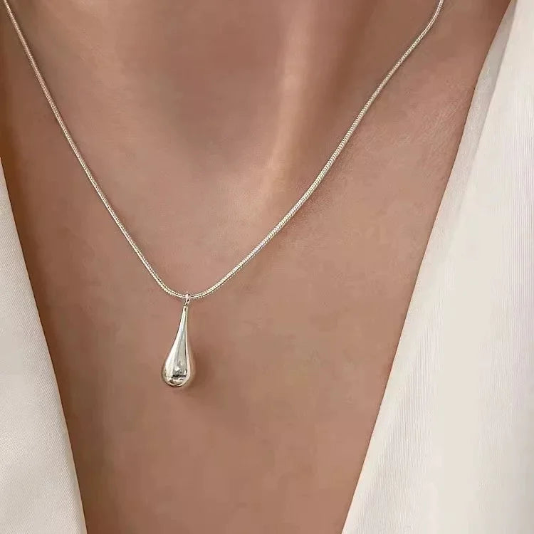 Halsband platinum med droppformad berlock