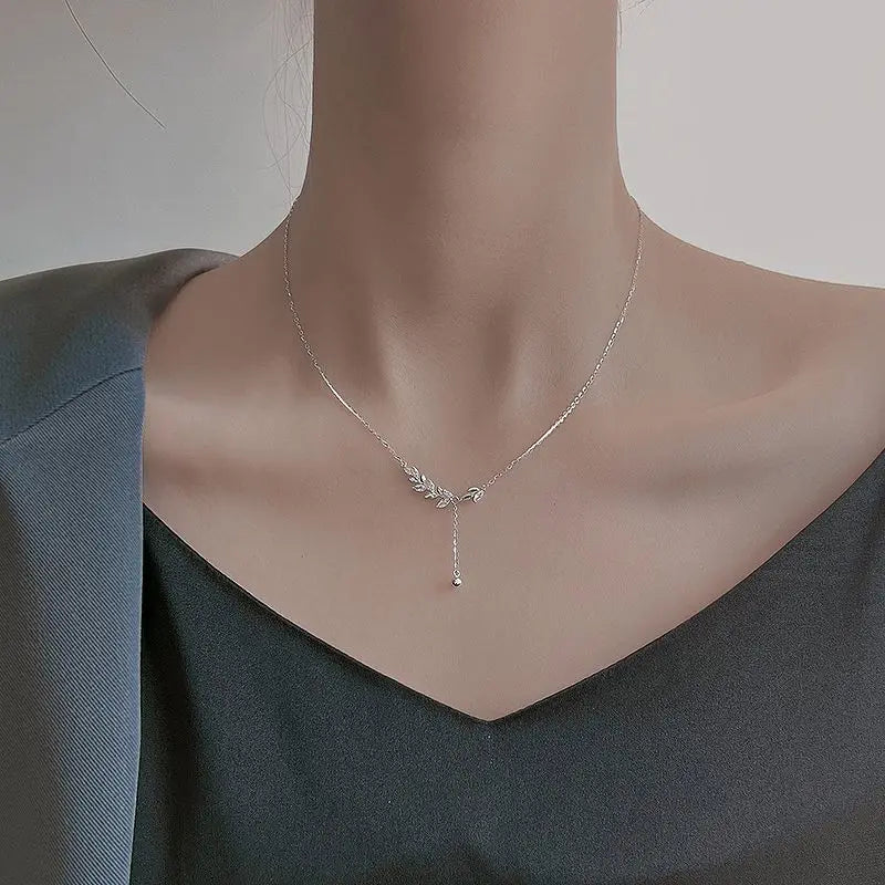 Necklace in sterling silver with leaves and rhinestones