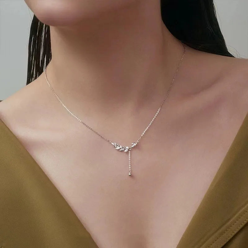 Necklace in sterling silver with leaves and rhinestones