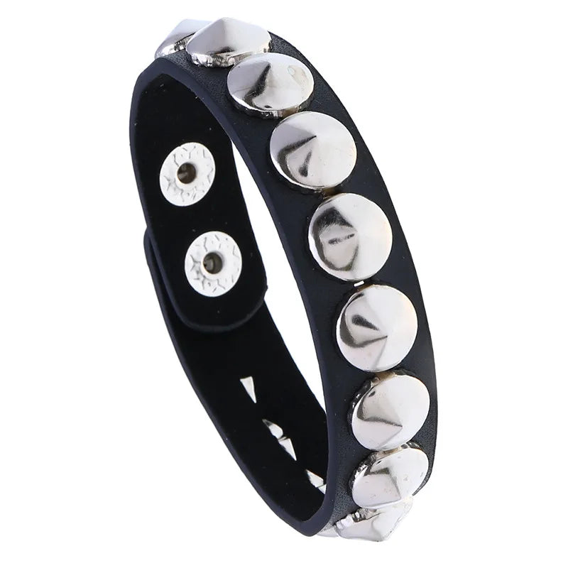 Armband med nitar