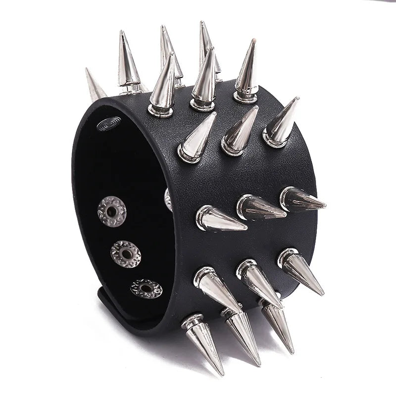 Armband med nitar