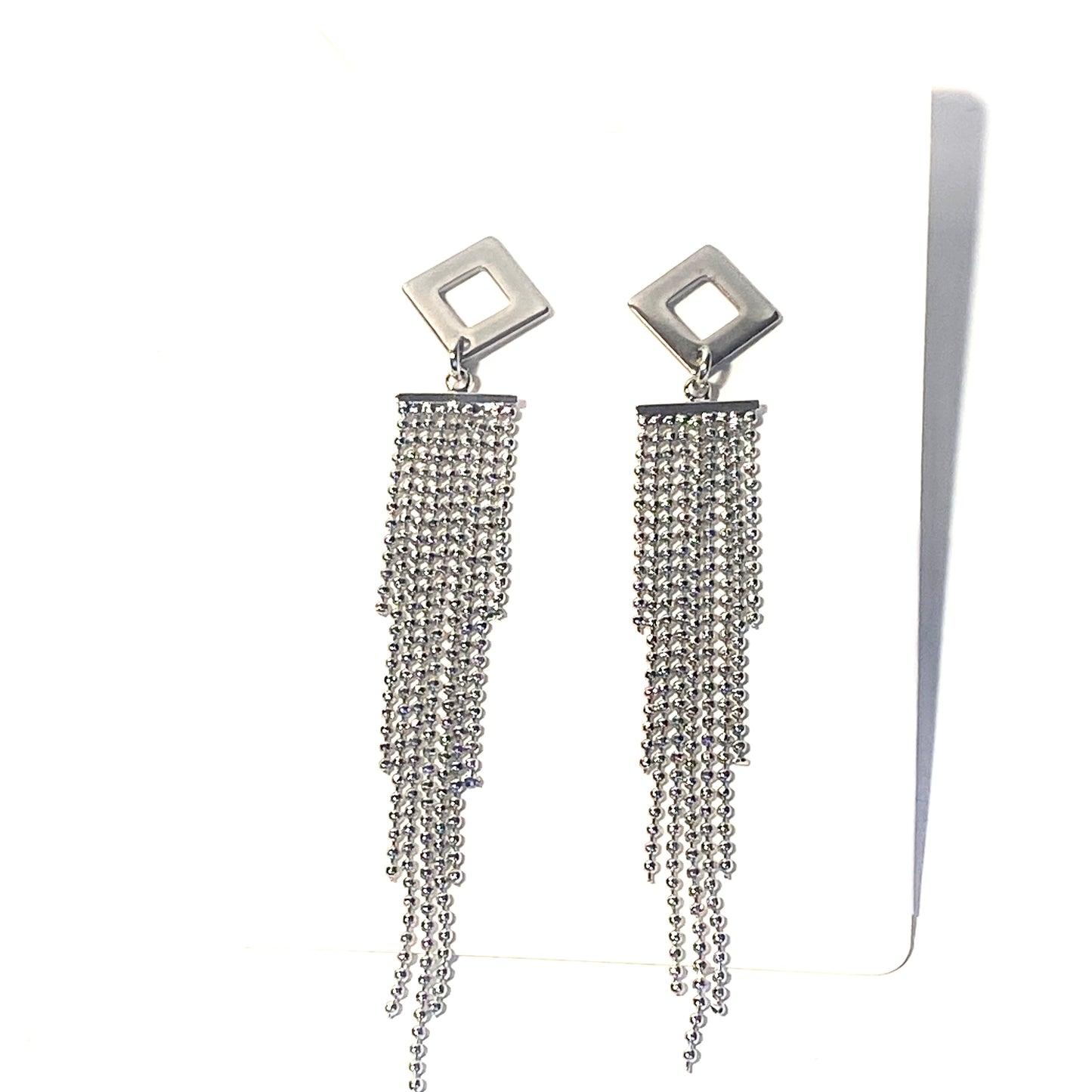 Rhomb formade örhängen med en tassel i silver