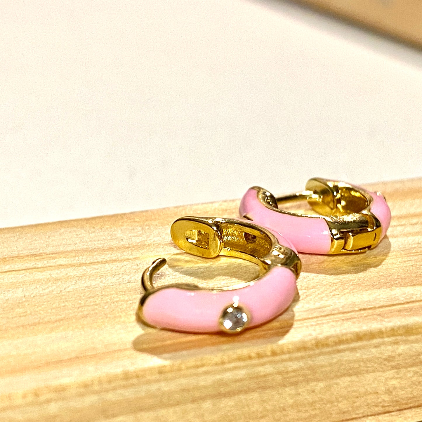 Små rosa örhängen 18k guld pläderade