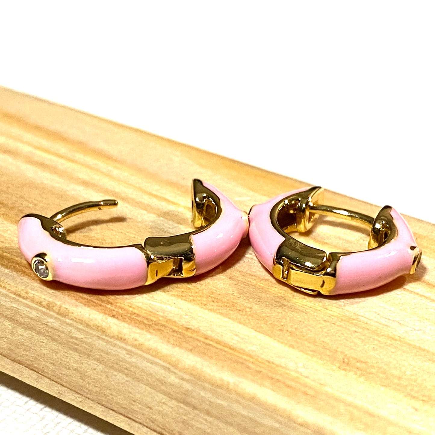 Små rosa örhängen 18k guld pläderade