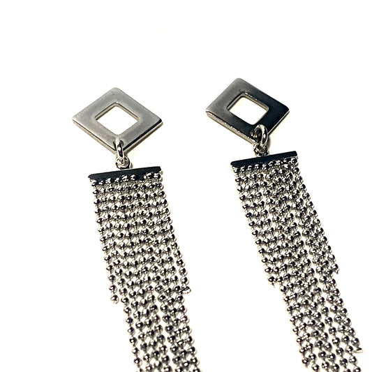 Rhomb formade örhängen med en tassel i silver