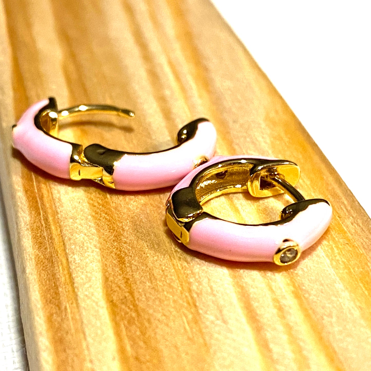 Små rosa örhängen 18k guld pläderade