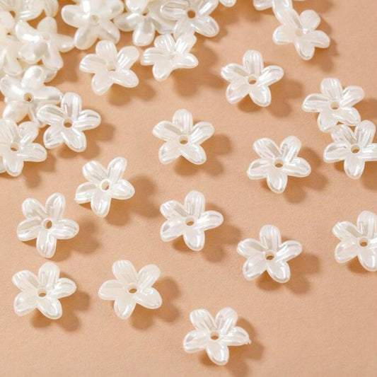 Pärlhattar akryl vita blommor