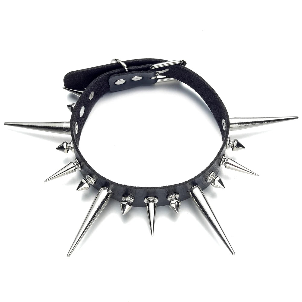 Svart läder halsband med långa nitar