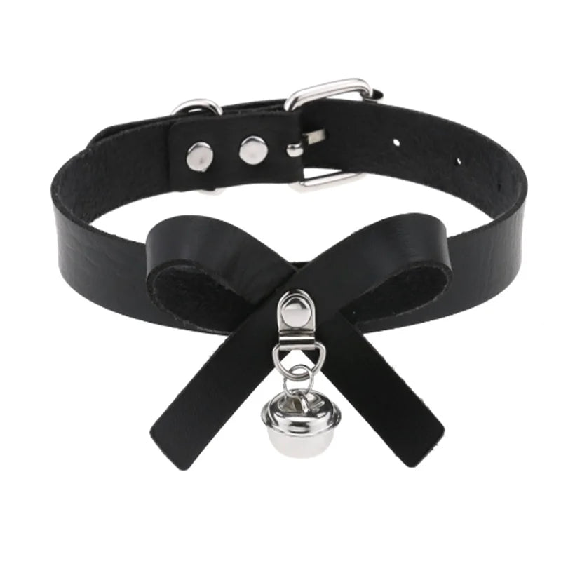 Olika halsband läder med kedja och nitar.