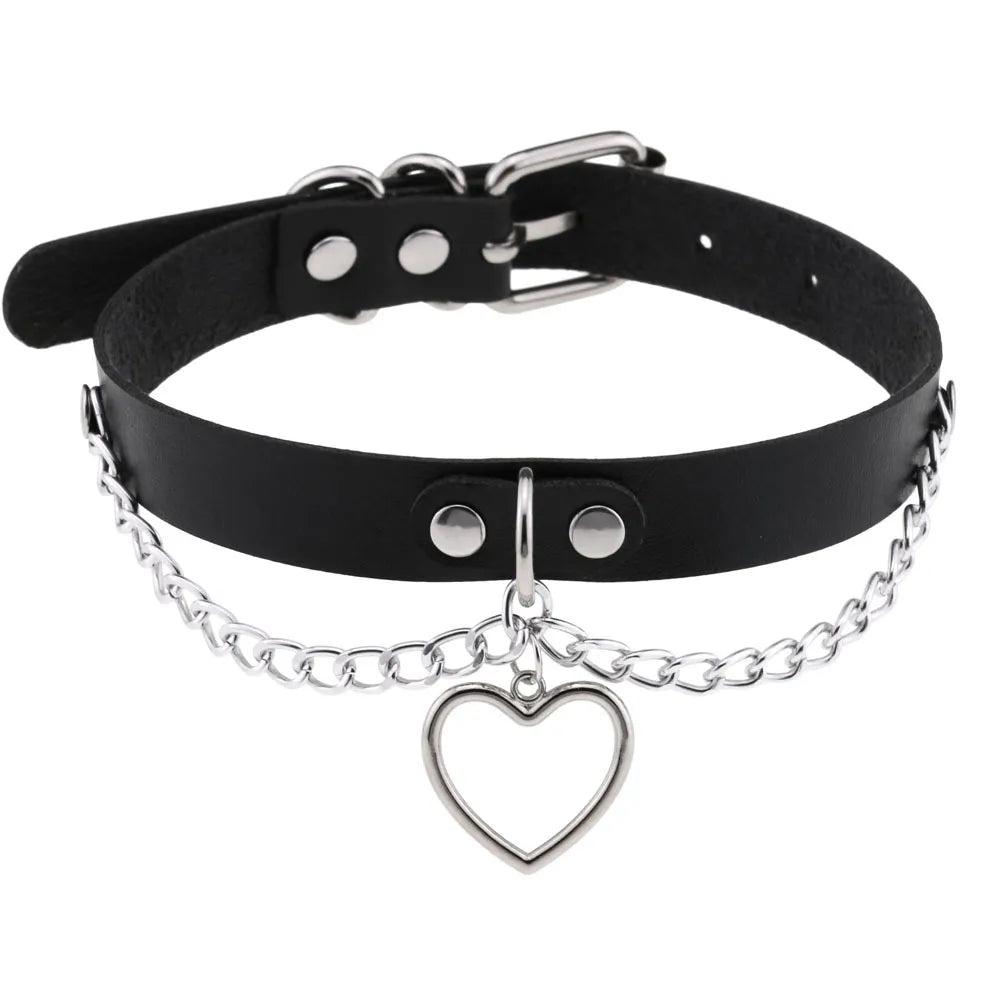 Olika halsband läder med kedja och nitar.