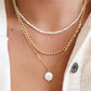 Olika halsband med kedjor och berlocker