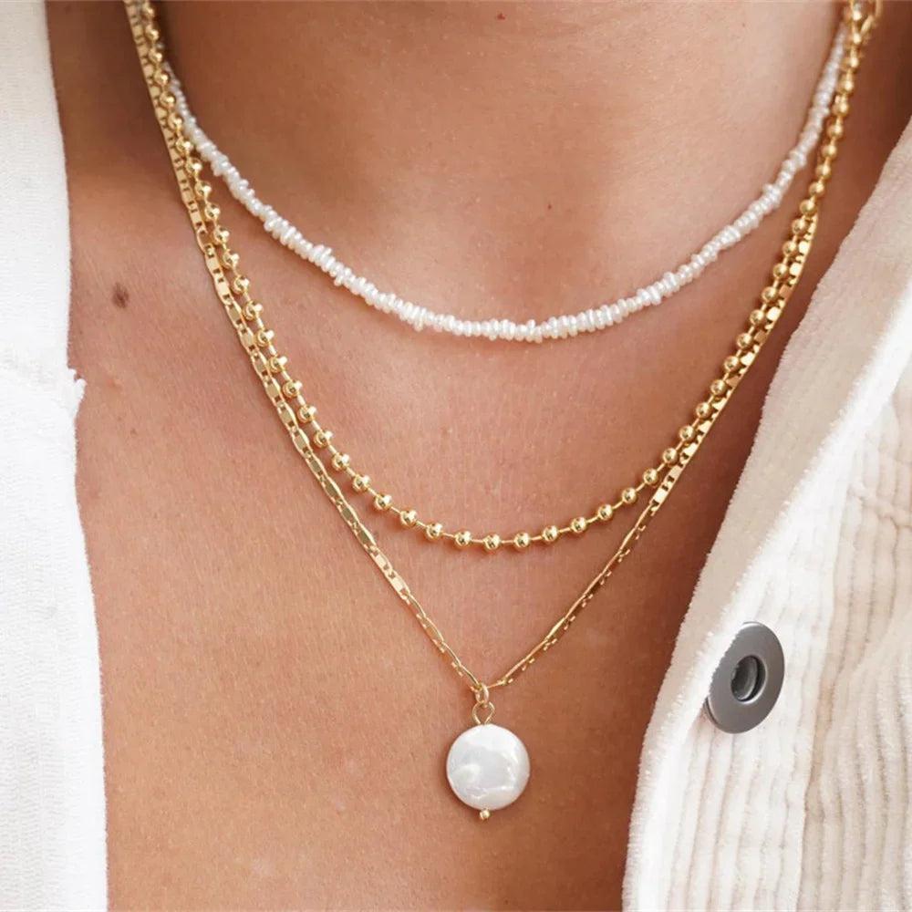 Olika halsband med kedjor och berlocker