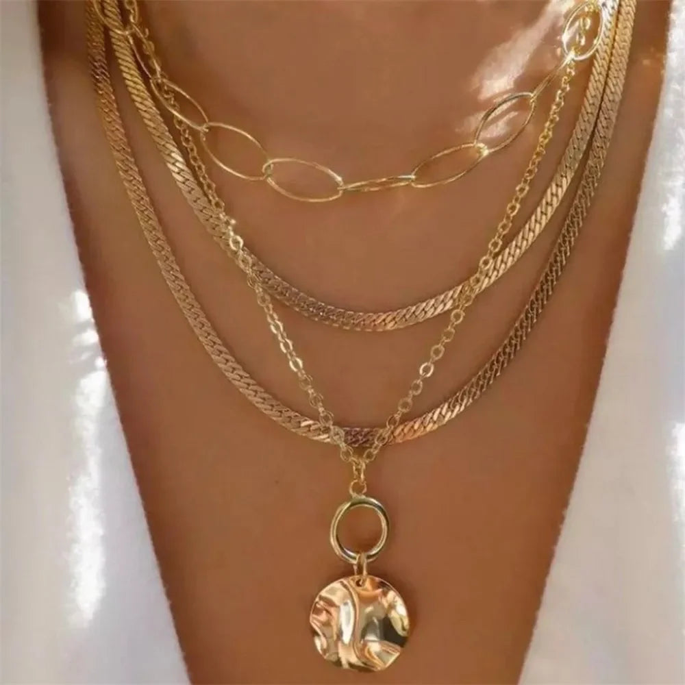 Olika halsband med kedjor och berlocker