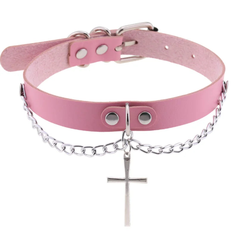 Olika halsband läder med kedja och nitar.