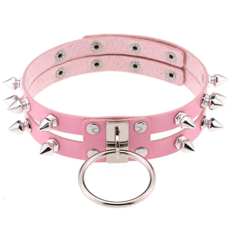 Olika halsband läder med kedja och nitar.
