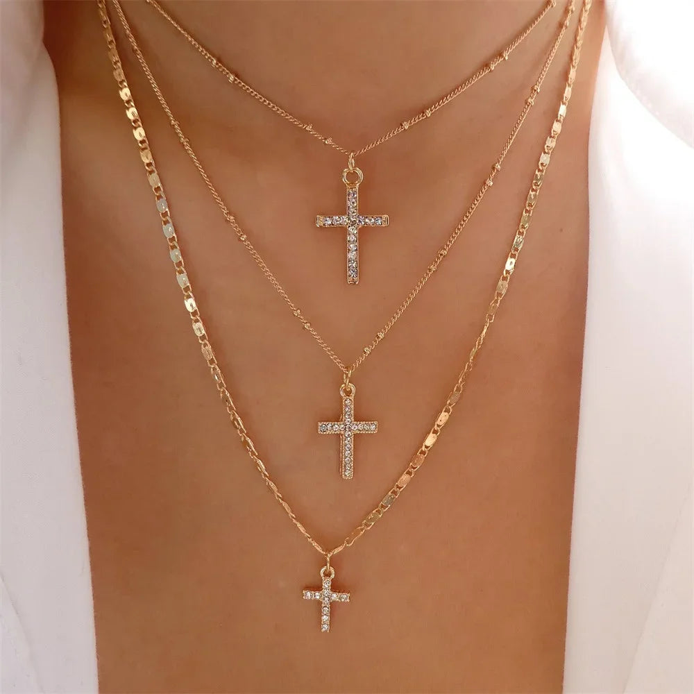Olika halsband med kedjor och berlocker