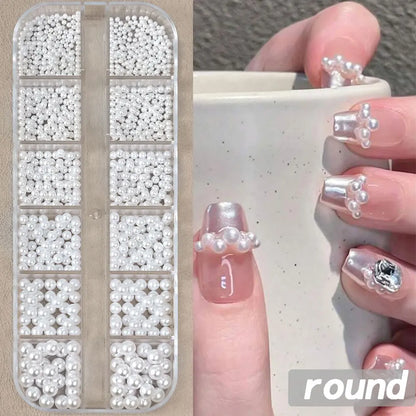 Låda med små pearls eller strass stenar med verktyg