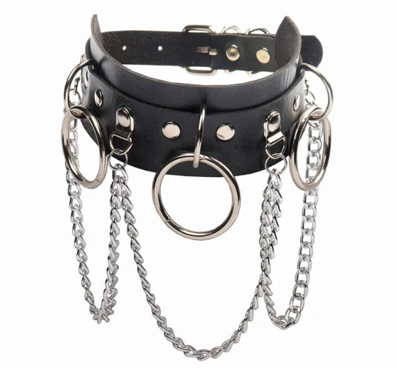 Olika halsband läder med kedja och nitar.