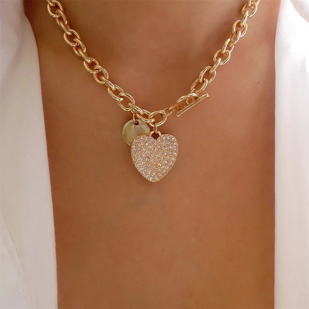 Olika halsband med kedjor och berlocker