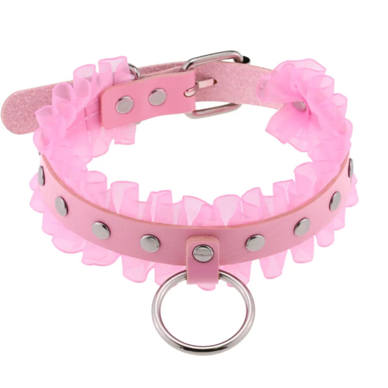 Olika halsband läder med kedja och nitar.