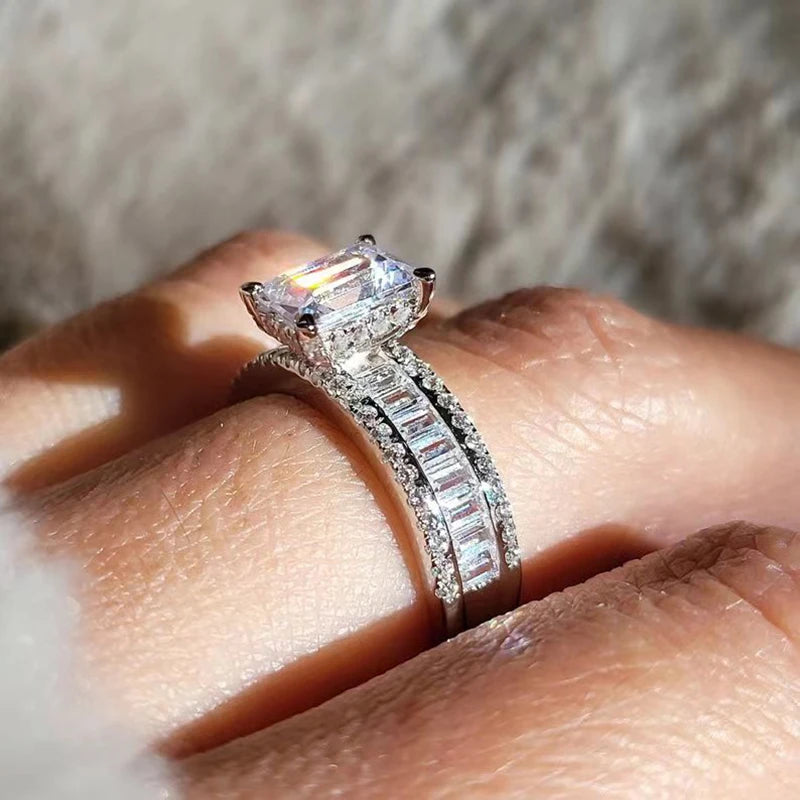 Ring med kristall stenar av Cubic Zirkonia
