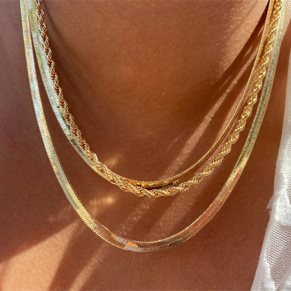 Olika halsband med kedjor och berlocker