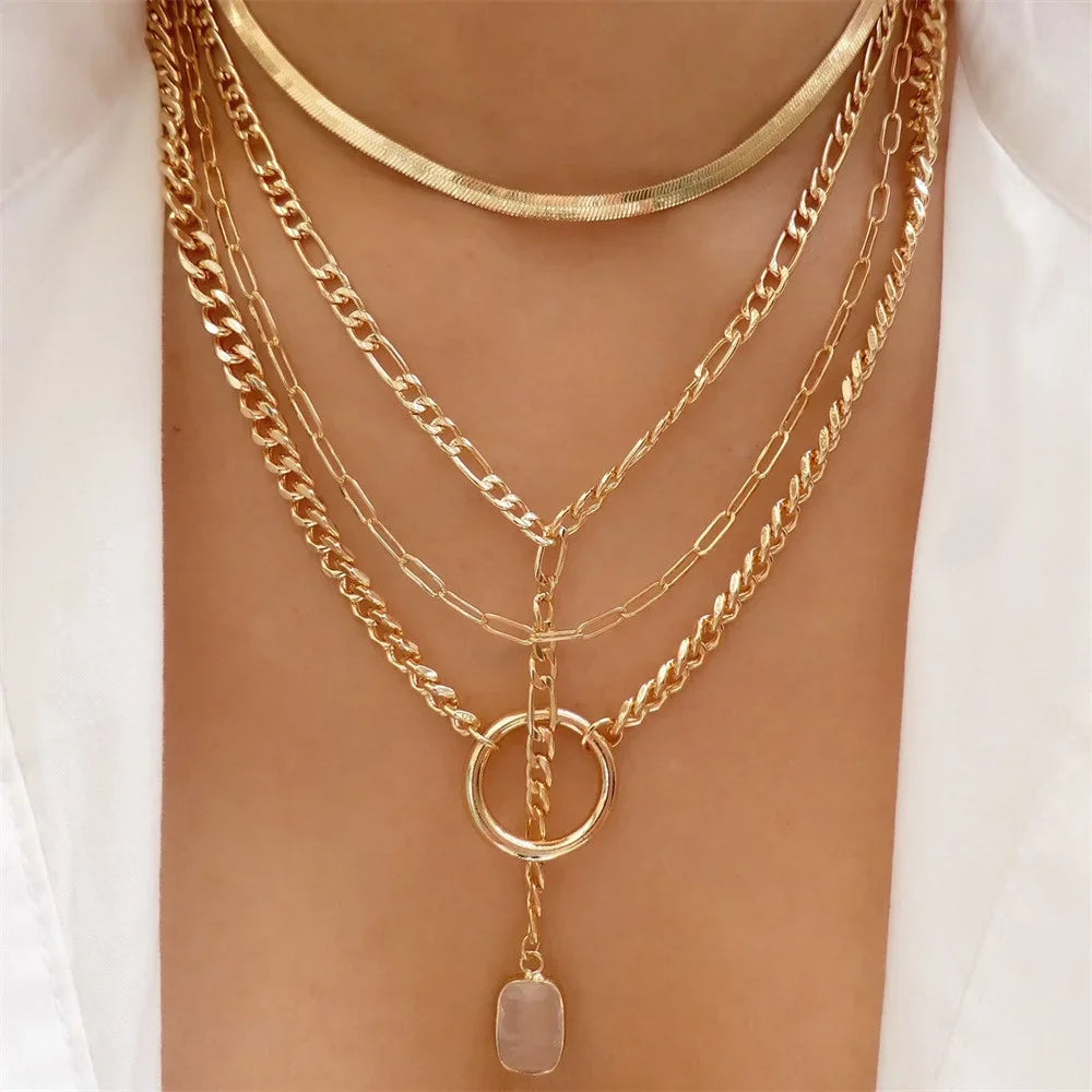 Olika halsband med kedjor och berlocker