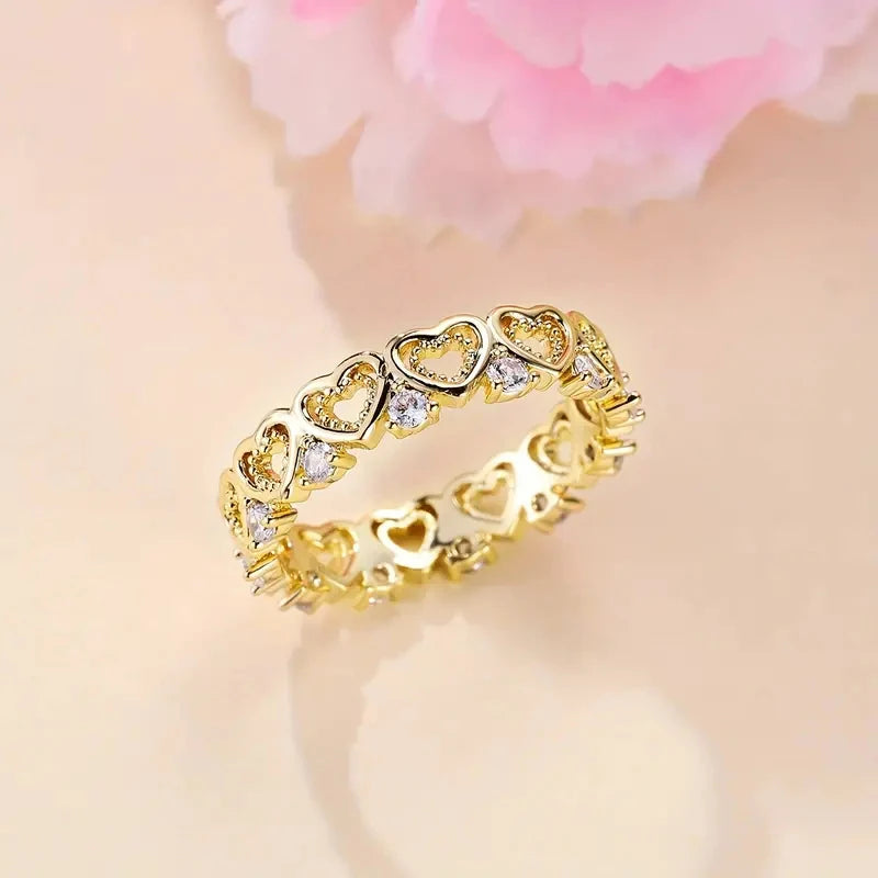 Vacker ring med hjärtan guld