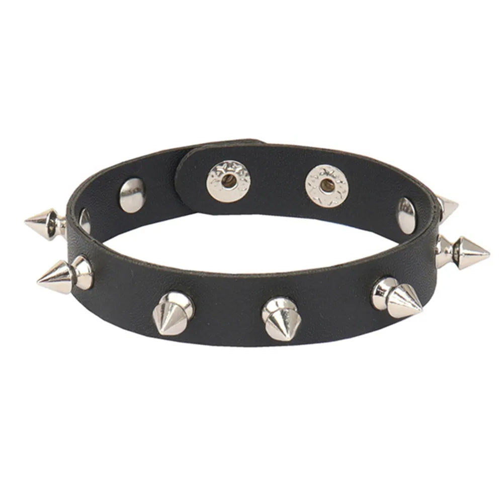 goth punk armband svart läder med nitar i olika motiv