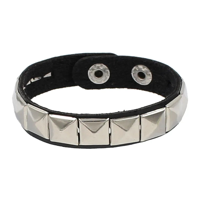 goth punk armband svart läder med nitar i olika motiv