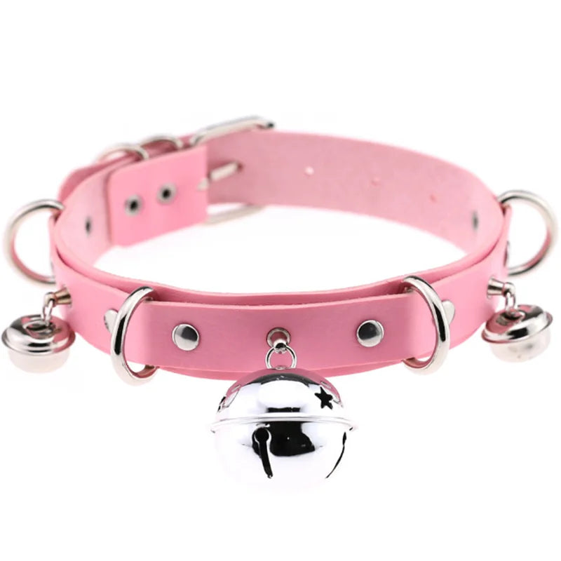 Olika halsband läder med kedja och nitar.