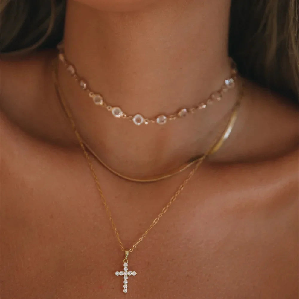 Olika halsband med kedjor och berlocker