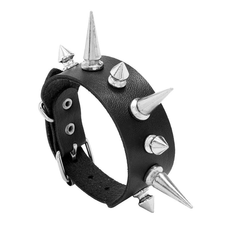 Armband med nitar
