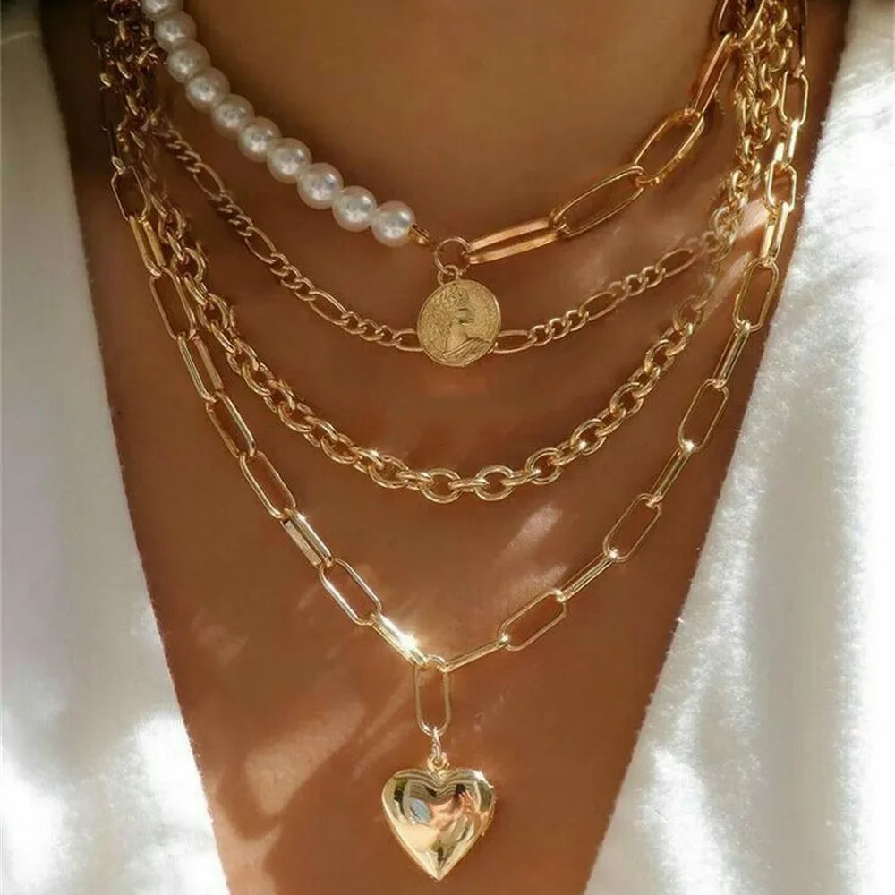 Olika halsband med kedjor och berlocker