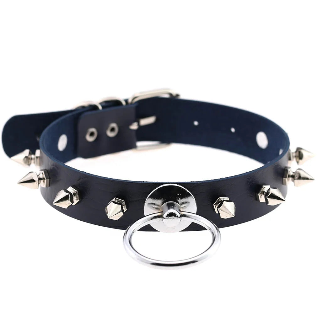 Olika halsband läder med kedja och nitar.