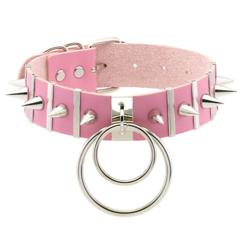 Olika halsband läder med kedja och nitar.