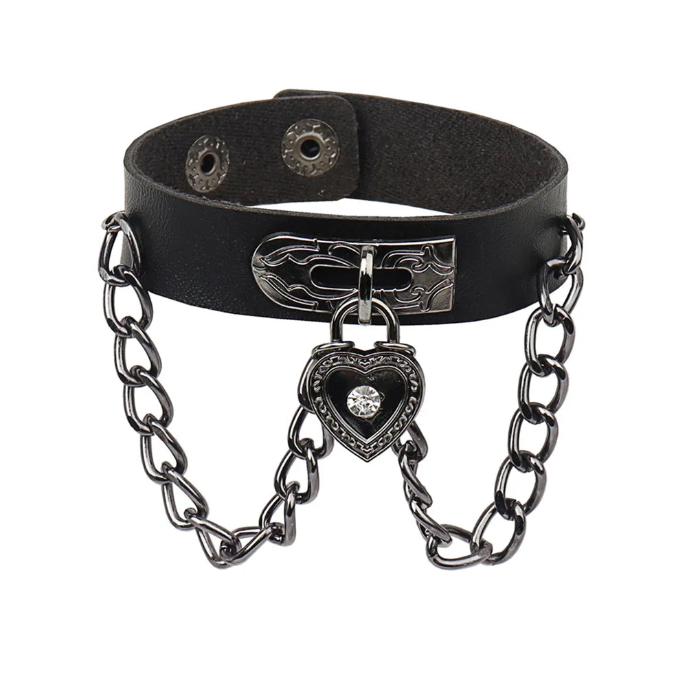 goth punk armband svart läder med nitar i olika motiv