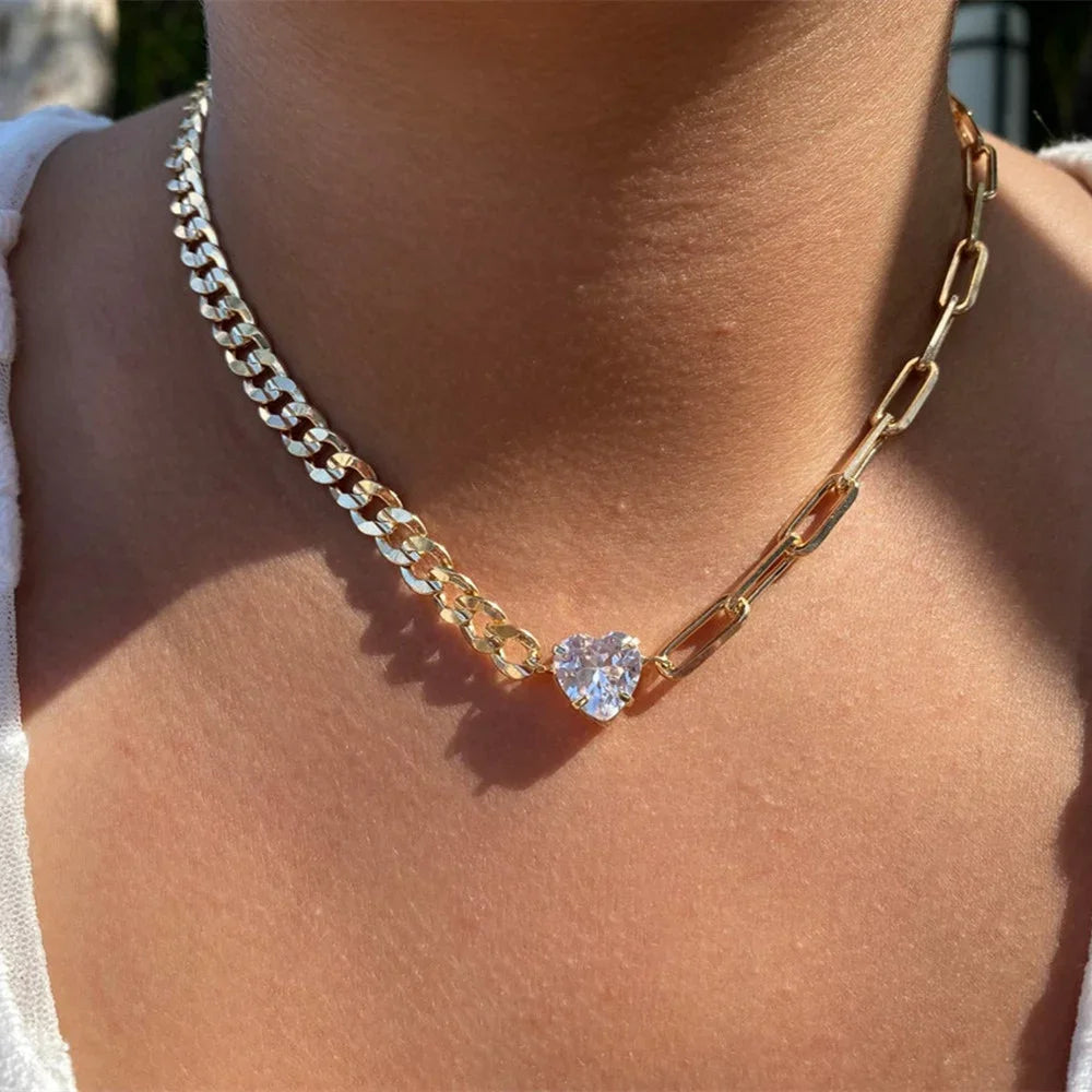 Olika halsband med kedjor och berlocker